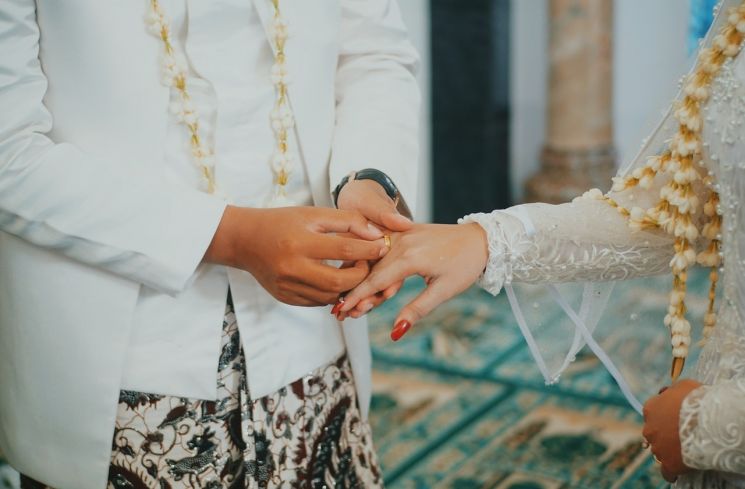 Demi Foto Prewedding Unik, Pasangan Ini Nekat Pakai Jarik saat Naik Gunung