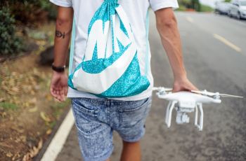 Pacarnya Lagi Isolasi Mandiri, Pria Ini Kirim Es Krim Pakai Drone