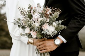 Terjebak Badai Salju, Pasangan Ini Nekat Gelar Pernikahan di Luar Ruangan
