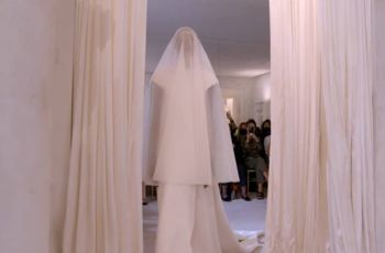 Maha Karya Balenciaga, Gaun Pengantin Ini Malah Banjir Komentar Horor