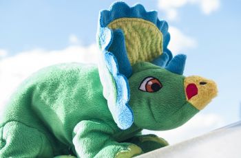 Kocak! Pria Ini Pakai Kostum Dinosaurus saat Vaksin Covid-19