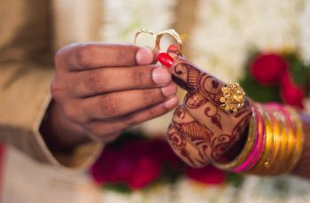 Menikah Tanpa Restu, Pria Ini Dipukuli Ibu Pakai Sandal saat Resepsi