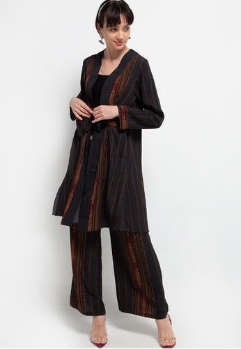 Setelan outer dan celana bermotif tenun untuk modern ethnic look dari Kamilaa by Itang Yunasz. (Istimewa/ZALORA Indonesia)