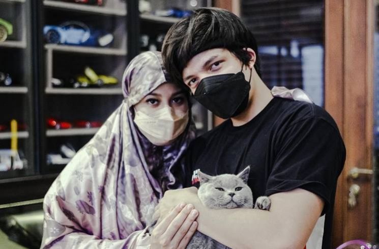 Aurel Hermansyah dan Atta Halilintar bersama kucing mereka, Abu Garfield. (Instagram/@abugarfield)