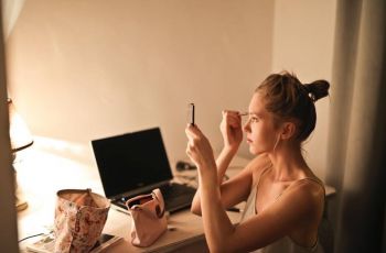 Viral Wanita Dandan Pakai Makeup Murah Meriah, Harga Bedaknya Rp2 Ribuan