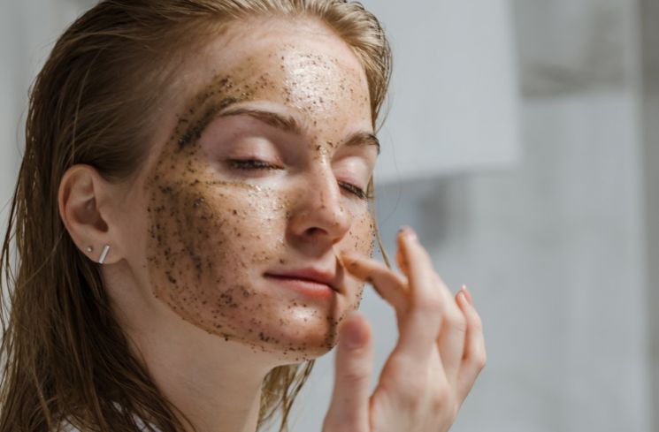 Ilustrasi perempuan menggunakan face scrub. (Pexels/Polina Kovaleva)