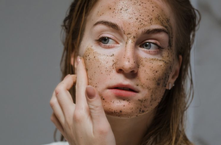 Ilustrasi perempuan menggunakan face scrub. (Pexels/Polina Kovaleva)