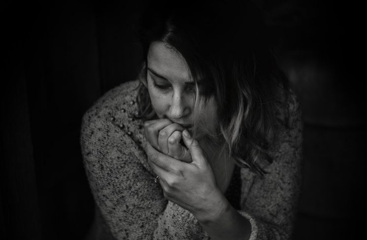 Ilustrasi Wanita LDR dengan Pacar (Pexels/Kat Jayne)