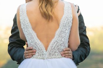 Dansa Romantis saat Resepsi, Pengantin Wanita Ini Malah Apes Cedera Lutut