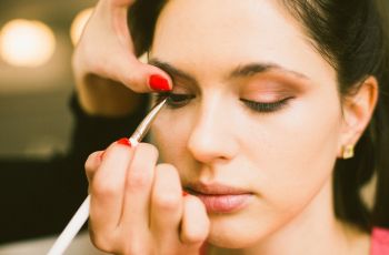 Bahaya Penggunaan Eyeliner yang Tidak Tepat, Bisa Picu Penyakit Mata