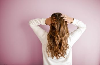 Percaya Bikin Rambut Lebih Sehat, Kisah Wanita Sudah 6 Tahun Menolak Pakai Sampo