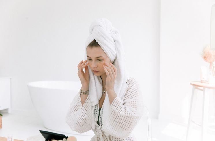 Tambah Cantik saat Bangun Tidur, Ini Urutan Skincare Malam Hari yang Benar