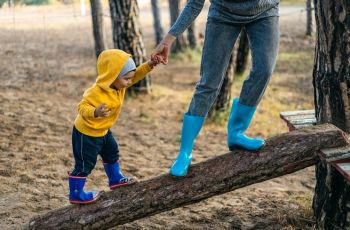 5 Cara Cegah Anak Kecanduan Gadget, Buat Si Kecil Lebih Aktif dan Berani
