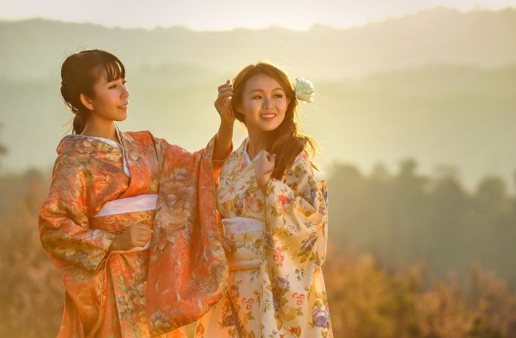 Ilustrasi perempuan Jepang mengenakan kimono. (Pixabay/Sasin Tipchai)