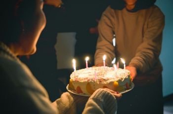 4 Zodiak Ini Jagonya Bikin Kejutan Ultah, Tak Pernah Lupa Siapkan Hadiah