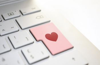 Mau Cari Jodoh Jalur Restu Teman? Coba Pakai Tinder Makcomblang