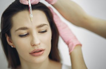 Ngeri! Akibat Suntik Botox Salah Tempat, Mata Wanita Ini Jadi Kecil Sebelah
