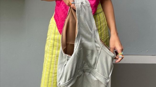 Kreasi tas unik dari celana dalam pria. (Instagram/Putri Samboda)