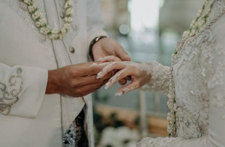 Ada-Ada Saja, Viral Pengantin Lakukan Sesi Foto Pernikahan di Kuburan