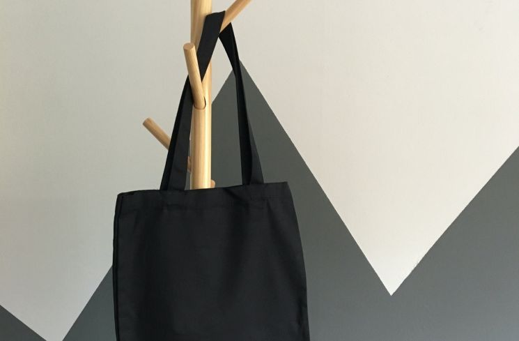 Tote bag berwarna hitam. (Pexels/Stephanie Ho)