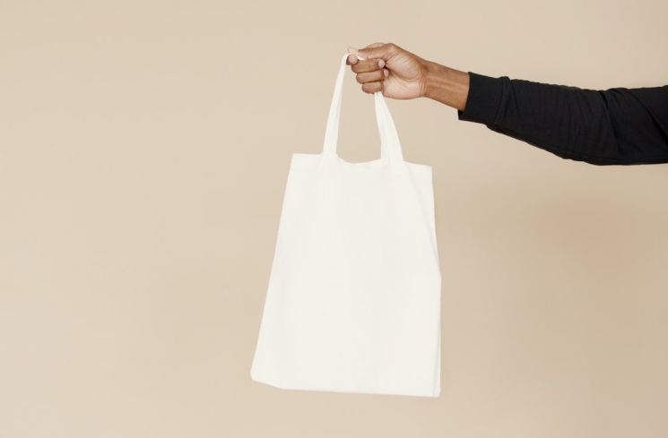 Tote bag. (Pexels/Artem Podrez)