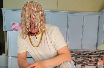 Rapper Ini Pamer Punya Rambut Mewah dari Emas, Proses Pasangnya Mengerikan