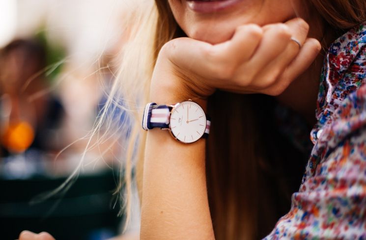 Ilustrasi perempuan mengenakan jam tangan. (Pixabay/Free-Photos)
