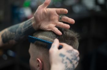 Pria Ini Bagikan Pengalaman Potong Rambut Tak Sesuai Harapan, Kisahnya Malah Bikin Mewek