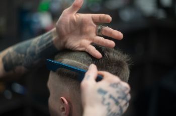 Beri Kesan Baik saat ke Rumah Pacar, Pria Ini Rela Potong Rambut Gondrong