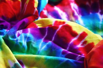 Niatnya Kreatif Bikin Kaos Tie Dye, Hasilnya Malah Jadi Gambar Tak Senonoh