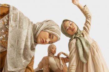Wujud Cinta untuk Pelanggan, Brand Ini Rilis Monogram Scarf