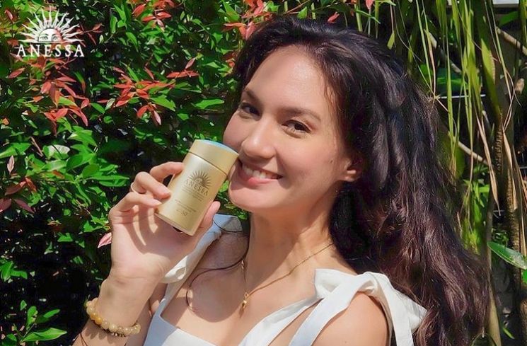 Nadine Chandrawinata jadi brand ambassador Anessa. (Instagram/@anessaindonesia)