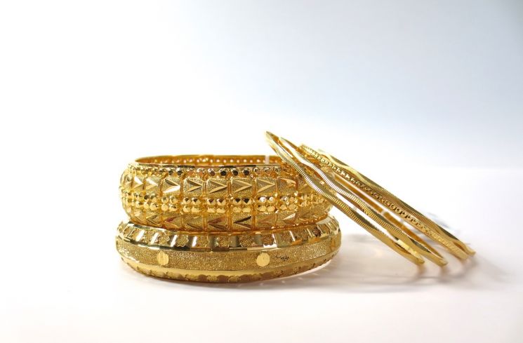Ilustrasi perhiasan gelang emas. (Pixabay/sara graves)