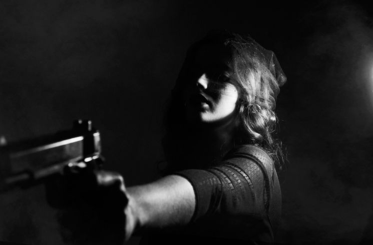 Ilustrasi perempuan menembak. (Pixabay/Pexels)
