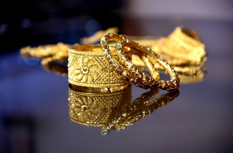 Ilustrasi perhiasan gelang emas. (Pixabay/8180766)