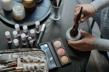 Dandan Mirip Perempuan, Viral Transformasi Pria Gondrong Ini Bikin Pangling