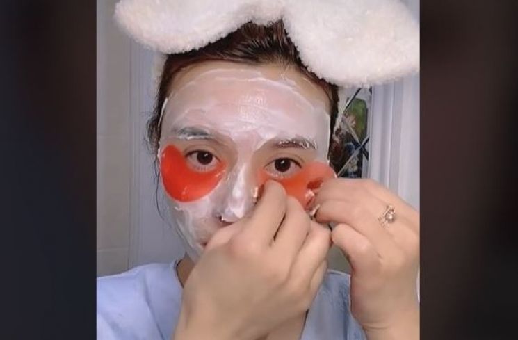Pakai Masker Ditumpuk-tumpuk, Viral Rutinitas Skincare Ini Bikin Heran