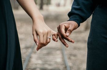 Ragu Menjalin Hubungan Asmara? 3 Tips Menghadapi Ketakutan Berkomitmen