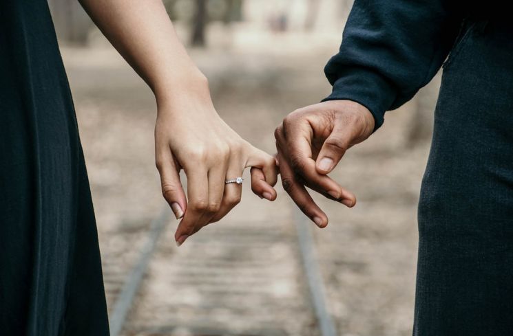 4 Zodiak Paling Malas Pamer Kemesraan, Bukan Berarti Tidak Bisa Romantis