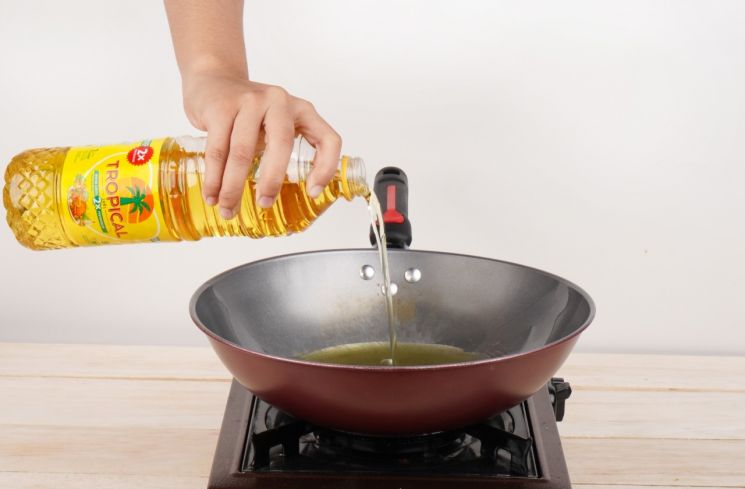 Minyak goreng TROPICAL hadir dalam kemasan botol ukuran 1 liter dan 2 liter berbahan plastik PET yang mudah didaur ulang. (Istimewa)