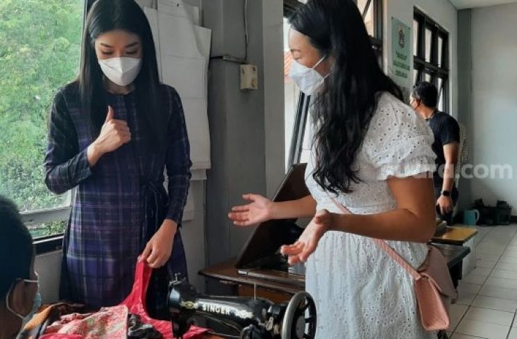 Miss Indonesia 2020, Carla Yules melihat proses pembuatan suvenir di PSBD Budi Bhakti, Cengkareng. (Suara.com/Lilis Varwati)