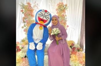 Bikin Gemas! Pria Ini Hadir ke Acara Tunangan Sendiri Pakai Kostum Doraemon