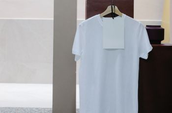 Wanita Ini Pakai Baju Masih dengan Label Harga, Warganet: Tren 2022?