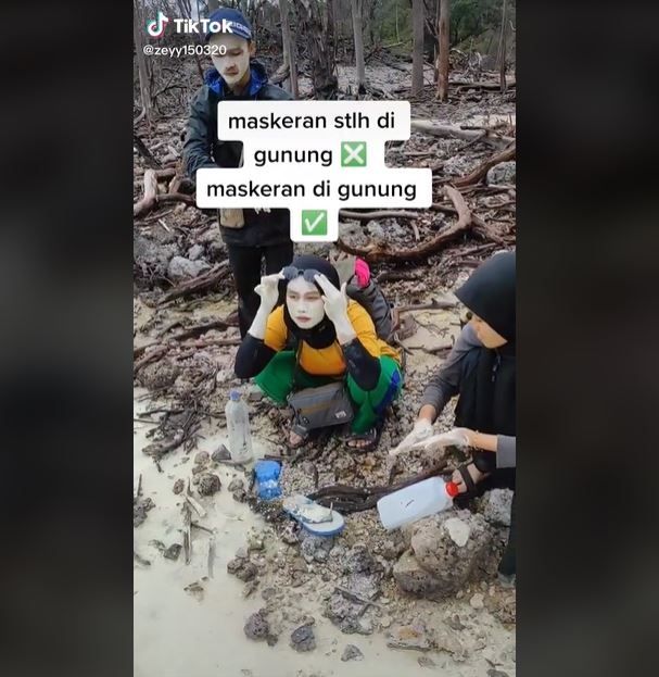 Viral Maskeran dengan Belerang saat Naik Gunung (tiktok.com/@zeyy150320)