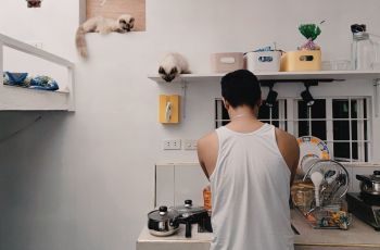 Bikin Bingung, Viral Pria Gunakan Panci Presto untuk Mengeringkan Rambut