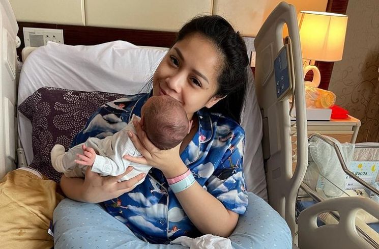 Nagita Slavina dan anak keduanya, baby Rayyanza. (Instagram/@raffinagita1717)