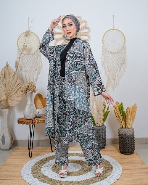 Contoh fashion muslim koleksi Aqillah by Ria cocok untuk wanita aktif dan dinamis. (Foto: Dok. Aqillah by Ria)