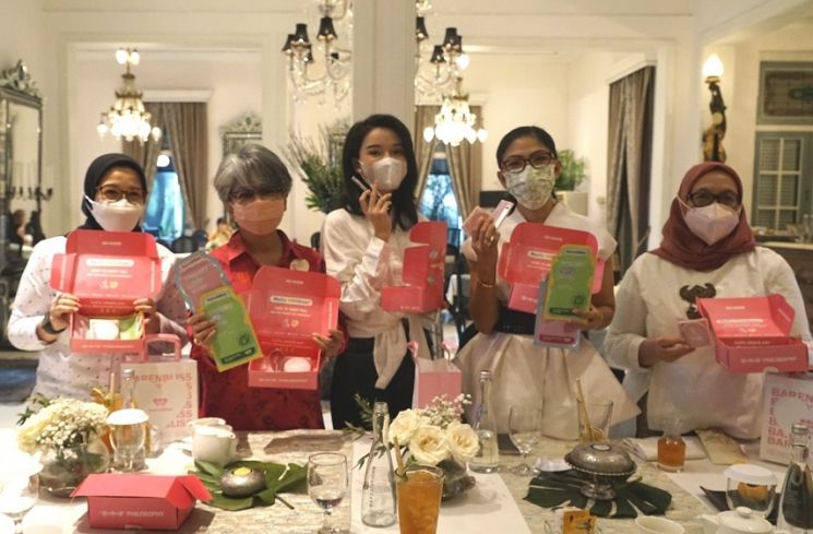 barenbliss memberikan dukungan untuk perempuan pengidap kanker melalui donasi kepada Yayasan Kanker Payudara Indonesia. (Istimewa)