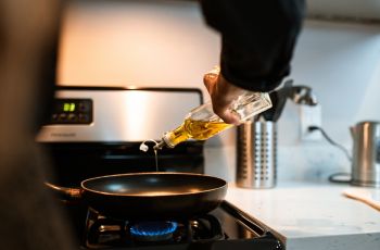 Viral Aksi Bawa Minyak Goreng saat ke Rumah Gebetan, Warganet: Cara Baru Mengambil Hati Mertua