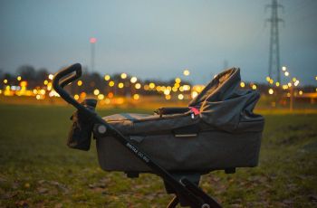Ibu Hamil 9 Bulan Ini Punya Ngidam Unik, Suka Naik Stroller Bayi saat Pergi ke Mall